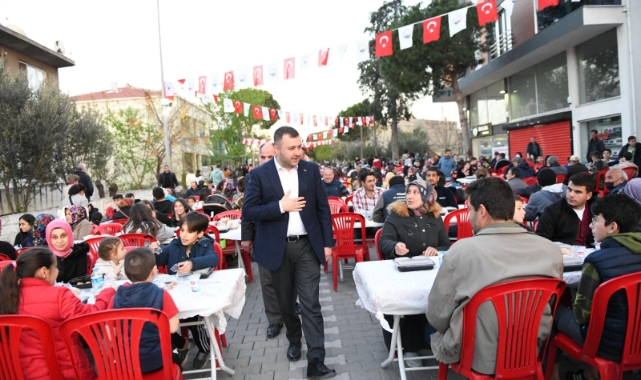 Ezine'de 1 kilometreyi bulan iftar sofrası