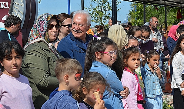 LAPSEKİ'DE HIDIRELLEZ KUTLAMALARINDA ÇOCUKLAR DOYASIYA EĞLENDİ