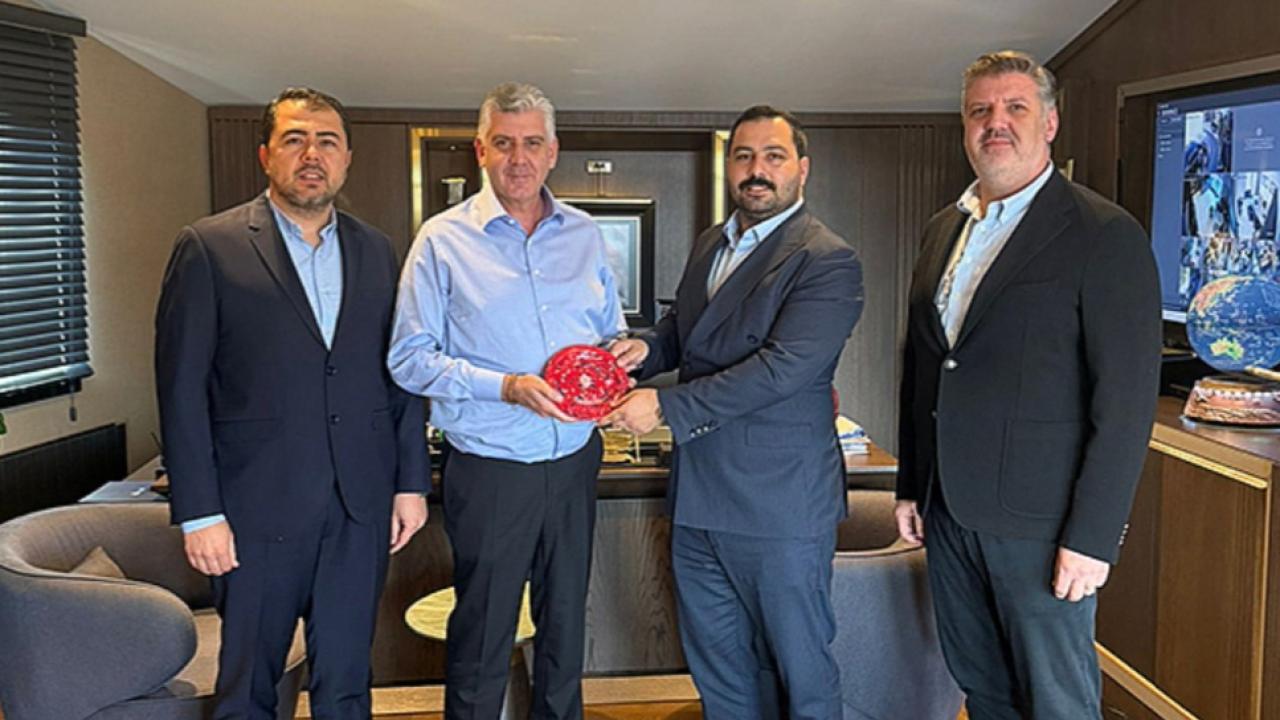 ÇANAKKALESPOR'DAN MİLLER HOLDİNG'E ZİYARET Çanakkale Spor Kulübü Başkanı Halit Kubilay Fırat, Asbaşkan Orçun Oktay ile birlikte Miller Holding Yönetim Kurulu Başkanı Mert Mildon ve Yönetim Kurulu Üyesi Can Mildon’u ziyaret etti.