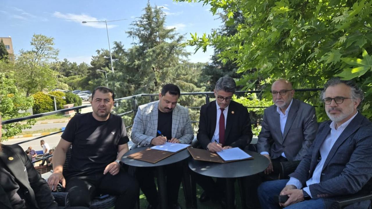 ÇANAKKALESPOR İLE ÇOMÜ ARASINDA İŞ BİRLİĞİ PROTOKOLÜ İMZALANDI