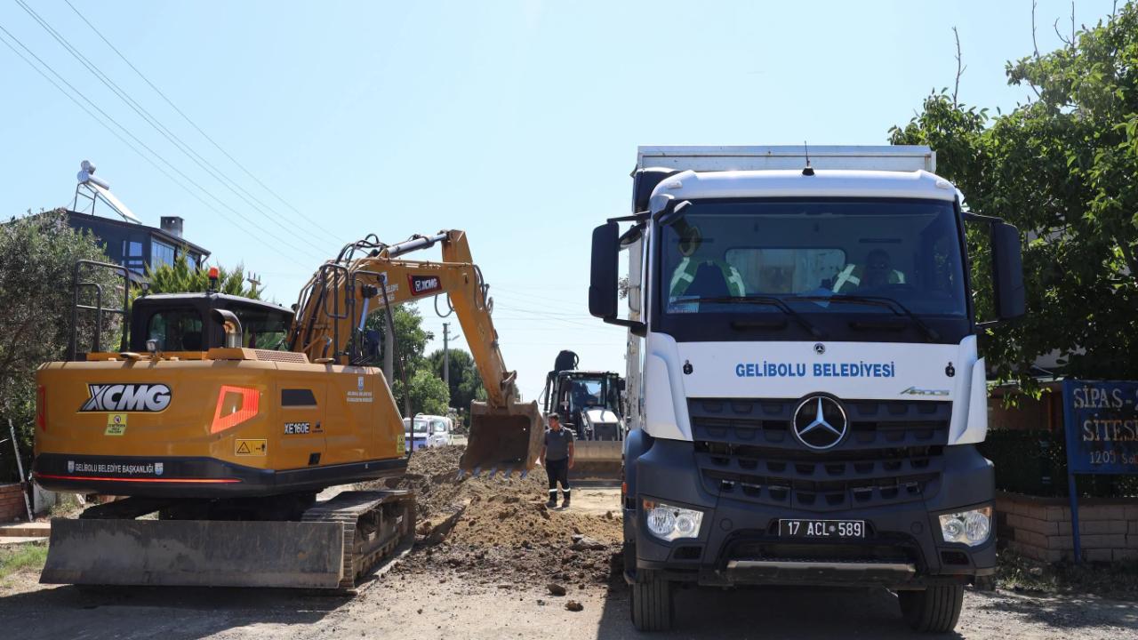 Gelibolu'da belediye ekipleri dört bir kolda çalışıyor