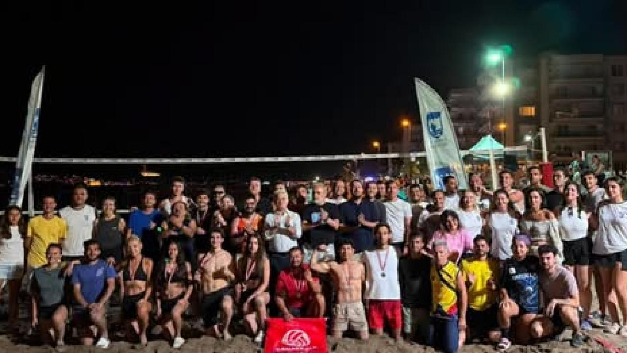Plajda renkli voleybol şenliği gerçekleştirildi